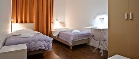 Camera Basic con letto matrimoniale o 2 letti singoli | Wi-Fi gratuito