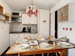 Fridge, oven, dishwasher, coffee/tea maker