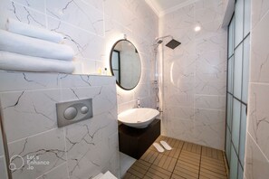 Dusche, Regendusche, Haartrockner, Handtücher