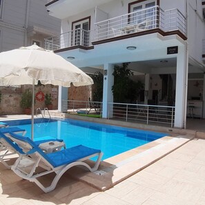 Seasonal outdoor pool, open 9:00 AM to 7:00 PM, pool umbrellas - Oase Apart (Kalkan)