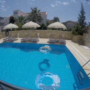 季節性室外泳池;09:00 至 19:00 開放;泳池傘、躺椅