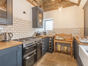 Fridge, electric kettle, toaster, cookware/dishes/utensils - 7 Severn Terrace (Watchet)