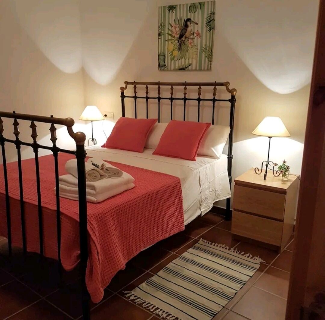 2 bedrooms, desk, iron/ironing board, bed sheets