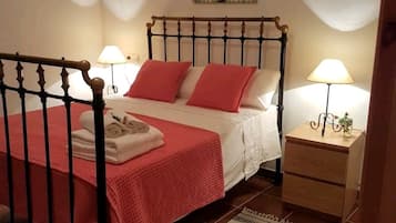 2 slaapkamers, een bureau, een strijkplank/strijkijzer, beddengoed