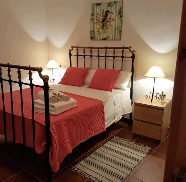 2 bedrooms, desk, iron/ironing board, bed sheets