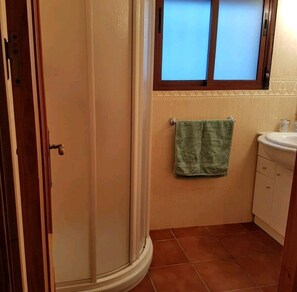 Dusche, Haartrockner, Handtücher, Seife