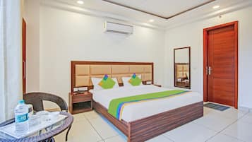 Deluxe Room | Desk, iron/ironing board
