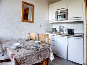 Private kitchen - Comfortable Studio · Ski-In/Ski-Out · Sleeps 4 (Les Menuires)