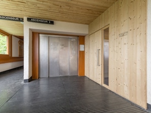 A corridor with two elevator doors labeled 'ASCENSEUR 1' and 'ASCENSEUR 2'.