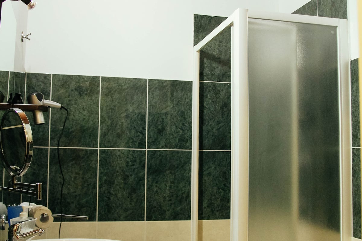 Shower, towels