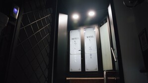 A staircase leading to a hotel entrance with frosted glass doors labeled "HOTEL CORDIA". - hotel Concordia s.n.c. (Crotone)