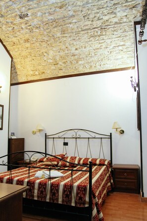 In-room safe, bed sheets - hotel Concordia s.n.c. (Crotone)