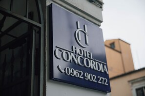 A hotel sign with the name "HOTEL CONCORDIA" and a phone number. - hotel Concordia s.n.c. (Crotone)