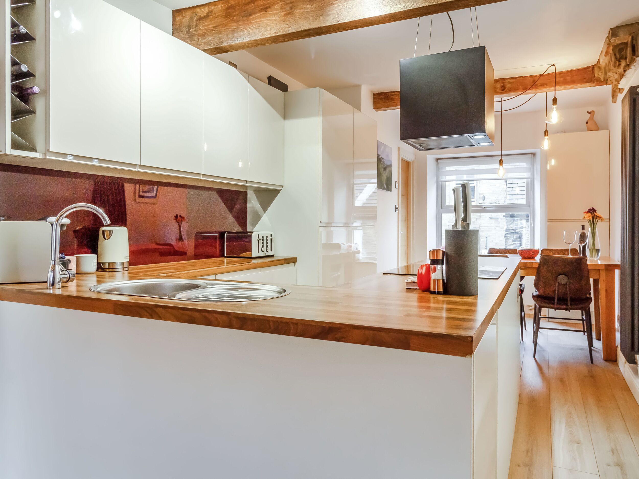 Lemari es, mesin pencuci piring, ketel listrik, dan pemanggang roti