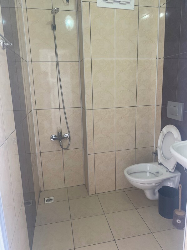 A bathroom with a shower, toilet, and sink. - OTEL CAN (Erdemli)