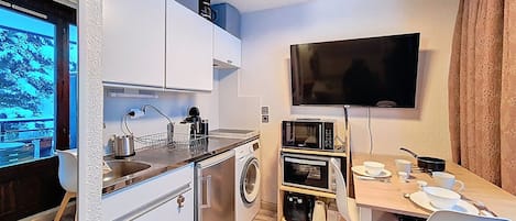 コーヒー / ティーメーカー、冷蔵庫、電子レンジ、電気ポット
