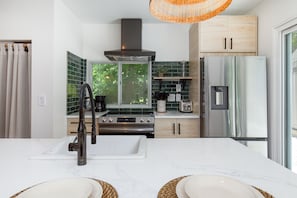 Refrigerador, microondas, horno y parrilla de estufa
