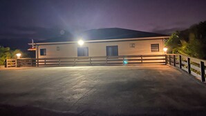 A stable with a fenced area, a single entrance, and a light source on the roof. - T4 Sainte Anne - Fonds Thezan (Sainte-Anne)