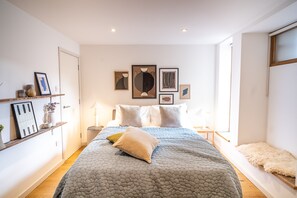 2 bedrooms, iron/ironing board, travel cot, free WiFi - Beautifully converted Victorian warehouse minutes from Tower Bridge + Brick Lane (London)