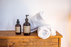 Douche, serviettes fournies, savon, shampoing