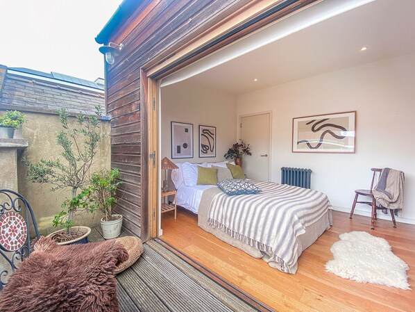 2 bedrooms, iron/ironing board, travel cot, free WiFi