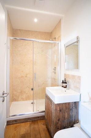 Shower, towels, soap, shampoo - Beautifully converted Victorian warehouse minutes from Tower Bridge + Brick Lane (London)