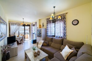 TV - Holiday Apartment 'Estrella 1L Spaniahome' with Pool, Private Terrace & Wi-Fi (Alfaz del Pi)