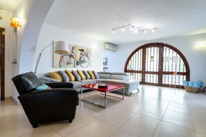 Fernseher, DVD-Player, Stereoanlage