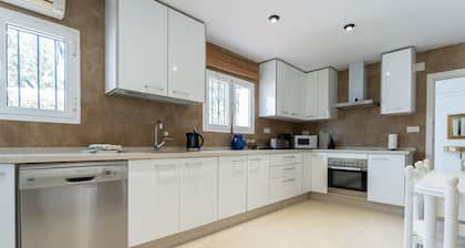 Villa La Rotonda with Pool, Garden & Wi-Fi