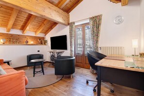 TV - Holiday Apartment 'Ginepro Casa Vacanze' near Slopes with Garden, 2 Balconies & Wi-Fi (Madesimo)