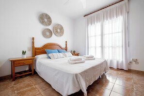 3 bedrooms, iron/ironing board, free WiFi, bed sheets - Villa 'Chalet a Pie Cala Forn con Piscina' with Private Pool, Terrace & Wi-Fi (Tres Cales)