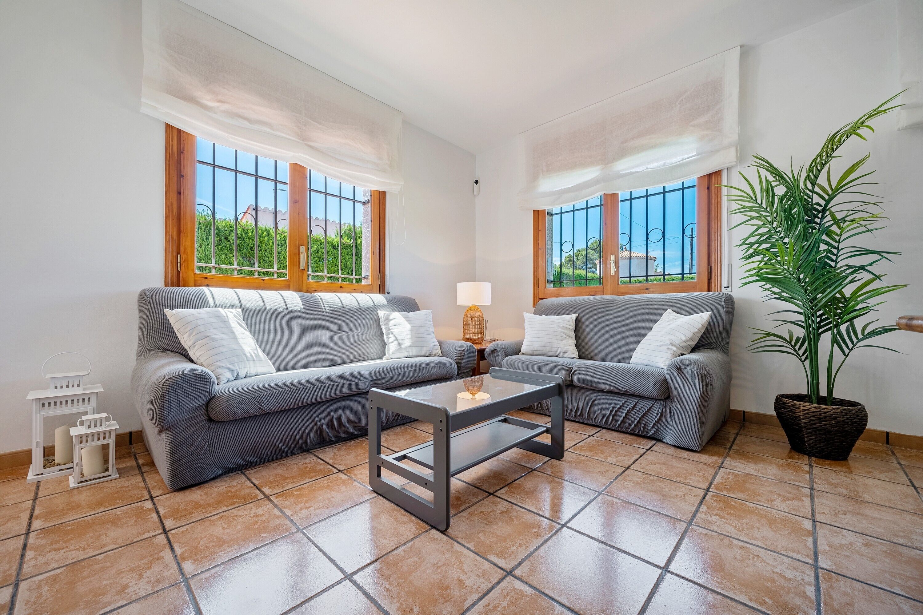 Een televisie en een open haard