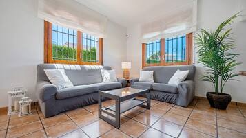 Een televisie en een open haard