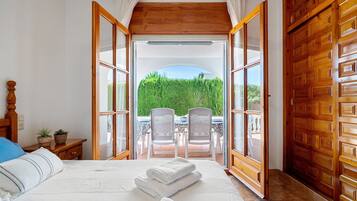 3 bedrooms, iron/ironing board, free WiFi, bed sheets