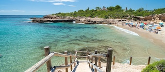 Villa 'Chalet a Pie Cala Forn con Piscina' avec piscine privée, terrasse et Wi-Fi