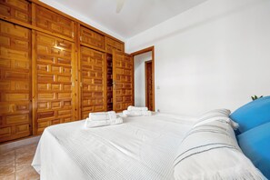 3 slaapkamers, een strijkplank/strijkijzer, gratis wifi, beddengoed