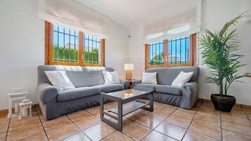 Een televisie en een open haard