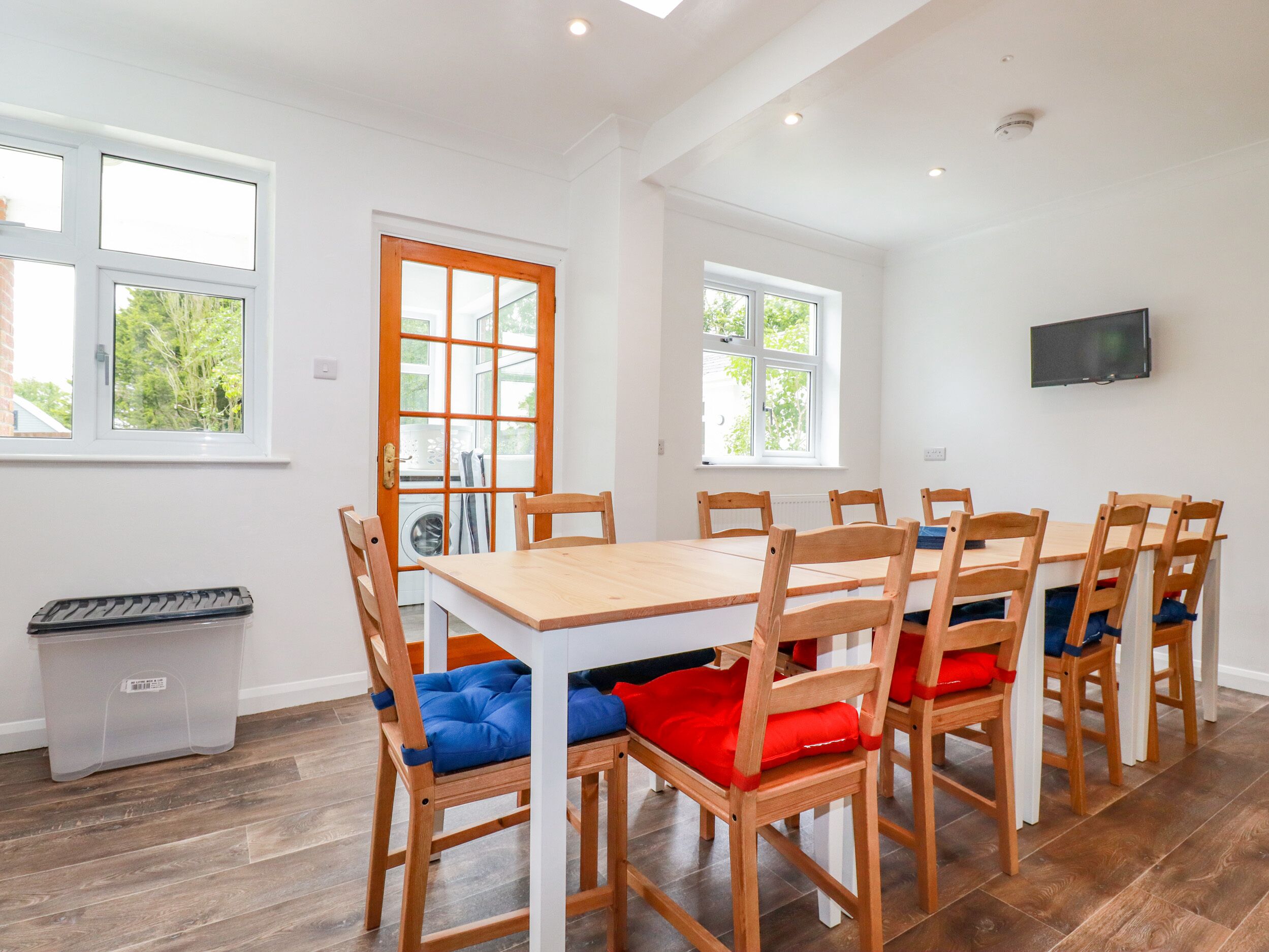 Refrigerador, lavavajillas, tostadora, utensilios de cocina