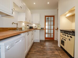 Refrigerador, lavavajillas, tostadora, utensilios de cocina