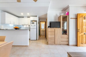 Fridge, microwave, oven, stovetop - 'Bungalow in Torrevieja' close to the Beach with Shared Pool & Wi-Fi (Torrevieja)