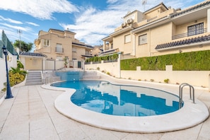 Pool - 'Bungalow in Torrevieja' close to the Beach with Shared Pool & Wi-Fi (Torrevieja)