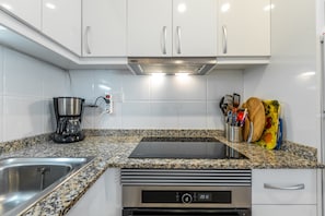 Fridge, microwave, oven, stovetop - 'Bungalow in Torrevieja' close to the Beach with Shared Pool & Wi-Fi (Torrevieja)