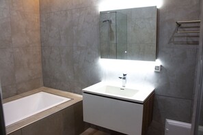 Bathroom - Iris Apartment (Dakar)