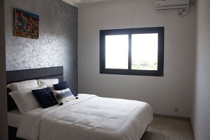 3 bedrooms, blackout curtains, iron/ironing board, free WiFi - Iris Apartment (Dakar)