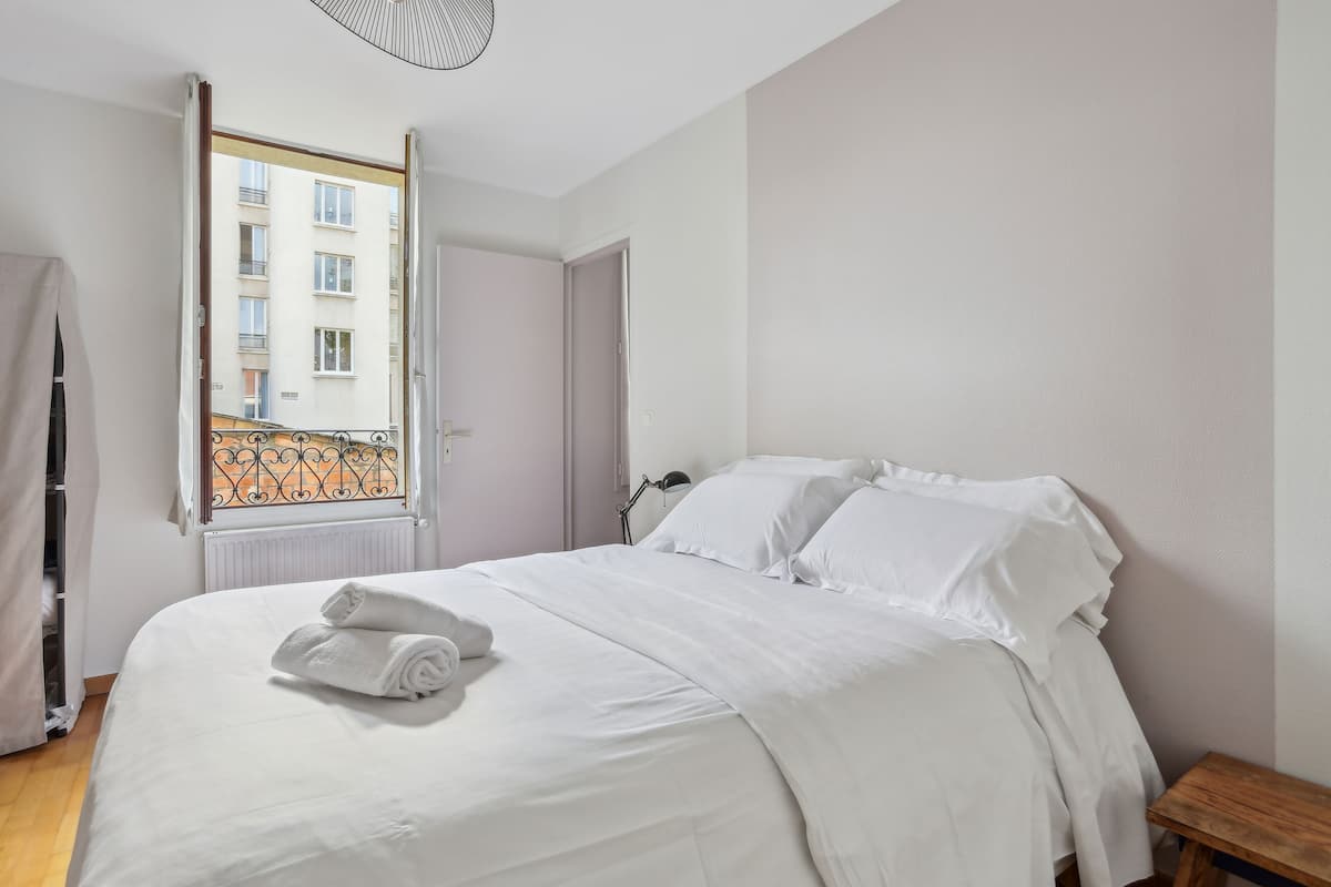 1 bedroom, individually decorated, individually furnished