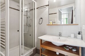 Apartamento familiar, 2 habitaciones | Baño | Artículos de higiene personal gratuitos, secador de pelo y toallas