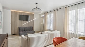 Familie appartement, 2 slaapkamers | Woonruimte | Een 55-cm smart-tv met digitale zenders en een televisie