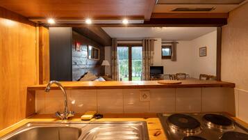 KĂŒhlschrank, Mikrowelle, Ofen, Herdplatte