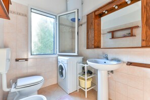 Dusche, Haartrockner, Handtücher