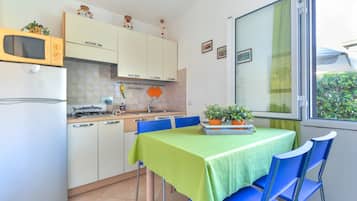 Kühlschrank, Mikrowelle, Herdplatte, Hochstuhl